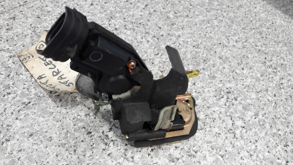 zamek drzwi lewy przod starlet 5d 4pin