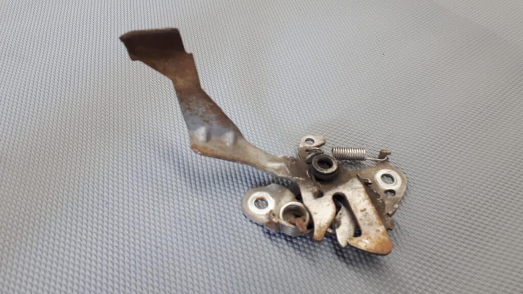 635742080 Zamek maski citroen berlIngo II