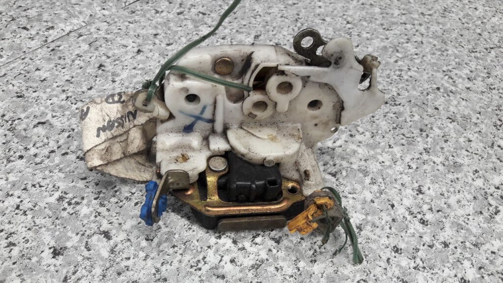 zamek drzwi prawy przod nissan micra k11