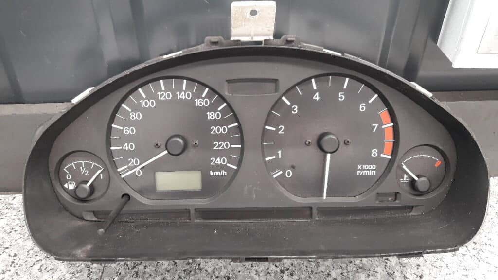 MR308400 licznik mitsubishi carisma 1.6 98r