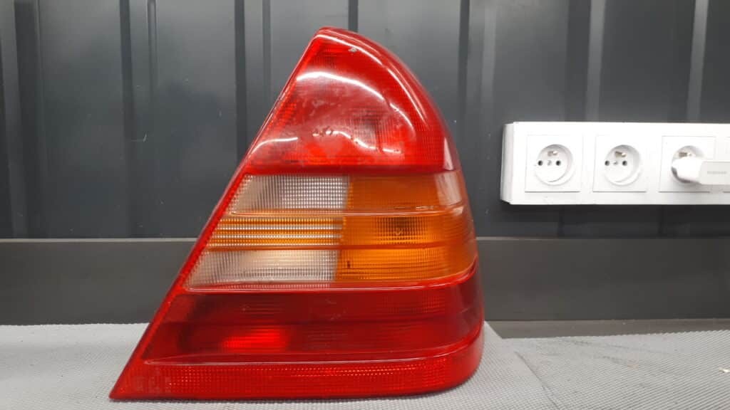 2028200264r lampa prawy tyl mercedes w202 94r sedan