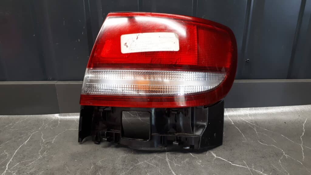 Lampa prawa tylna toyota carina 95r
