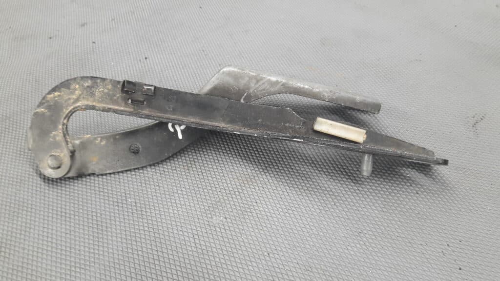9636473480   zawias maski prawy peugeot 307