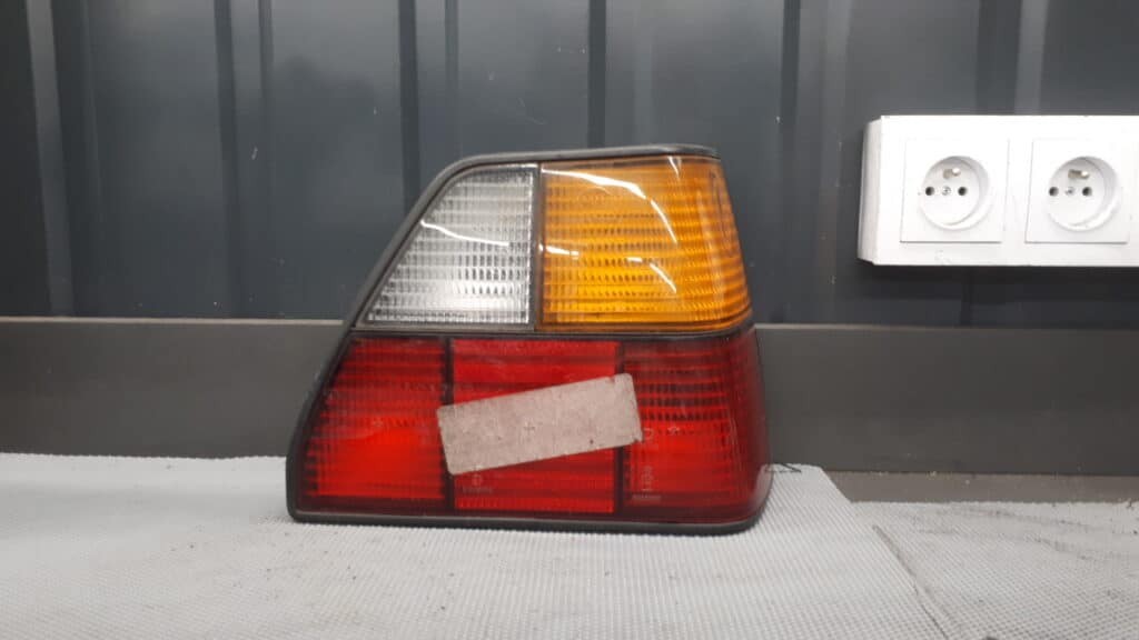 191945112 lampa prawy tyl vw Golf II 88r Hella