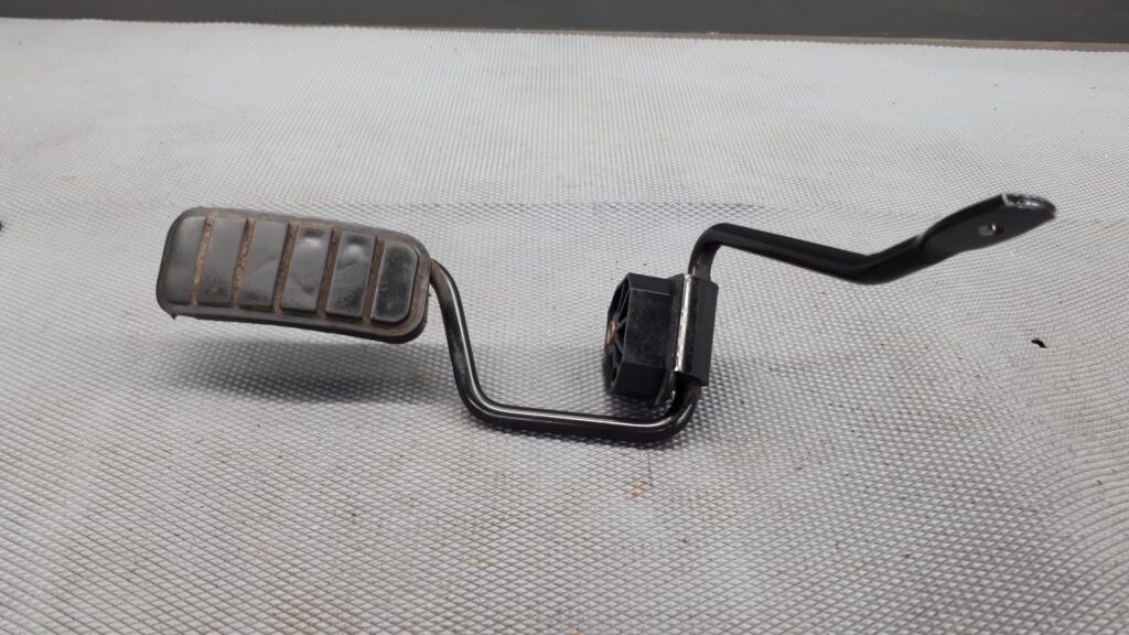 7700413520 pedal gazu renault megane I 1.4