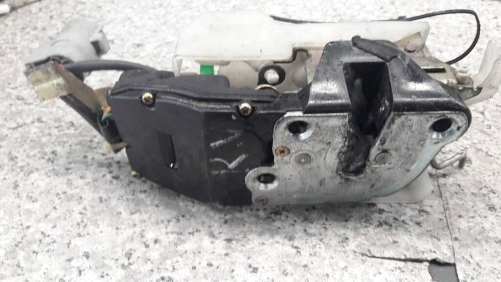 zamek drzwi prawy przód toyota celica t20 5pin