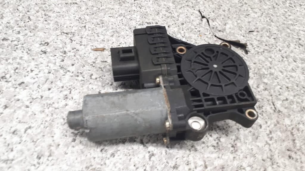 0130821770 Silniczek szyby lewy przod MONDEO MK3 8pin