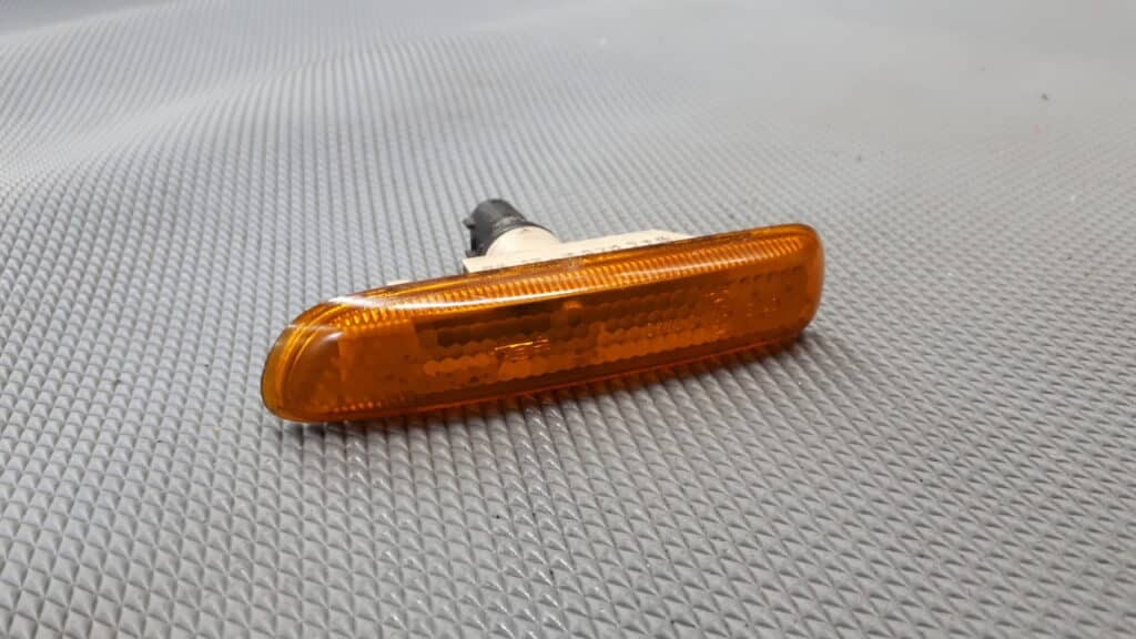8370720 kierunkowskaz blotnika prawy bmw e46