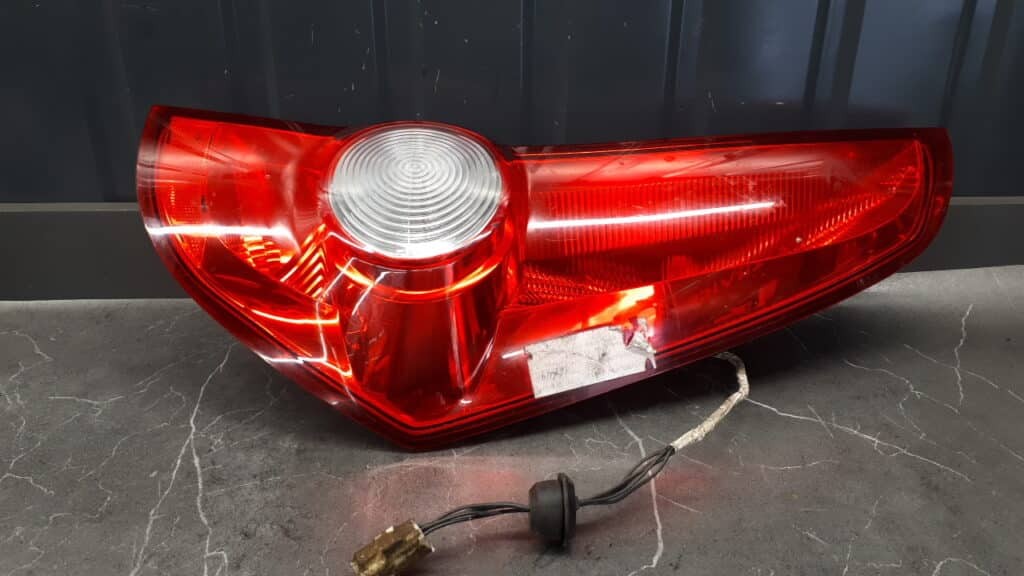 89071614 Lampa prawa tyl agila B II splash