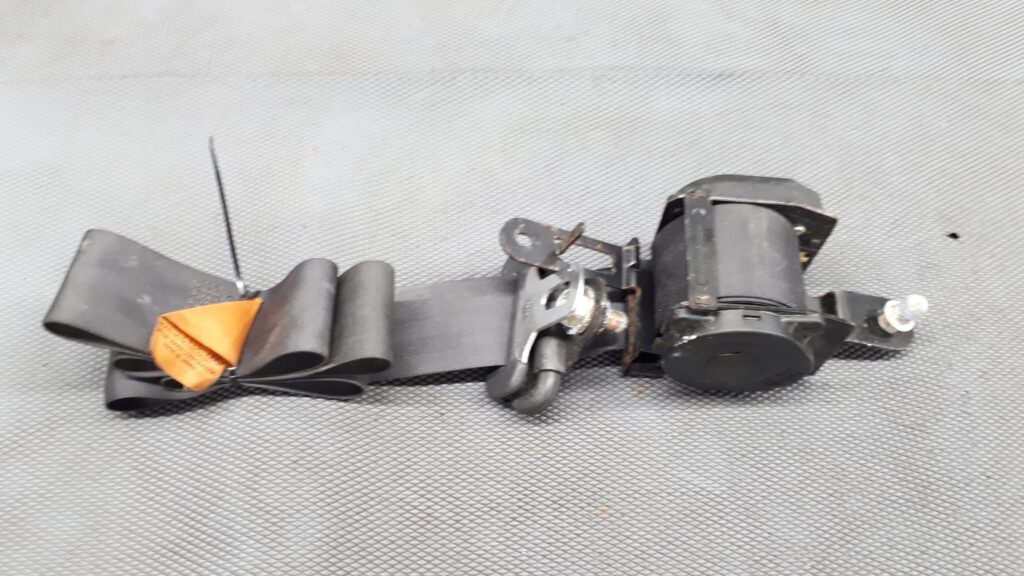 TK-524-EH321 pas prawy przod mazda 323F