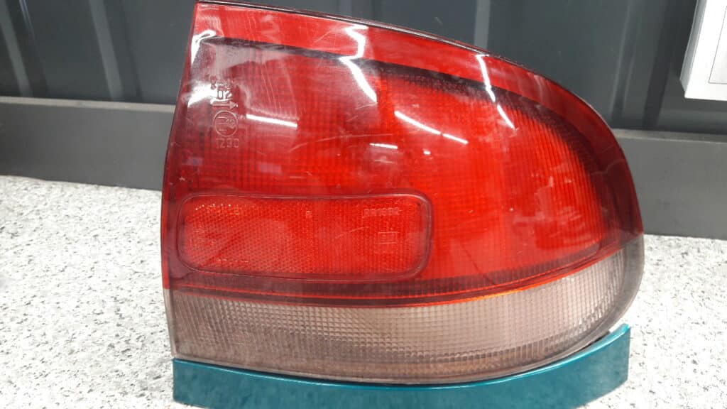 043-1392R lampa prawa mazda 626 IV 96r listwa