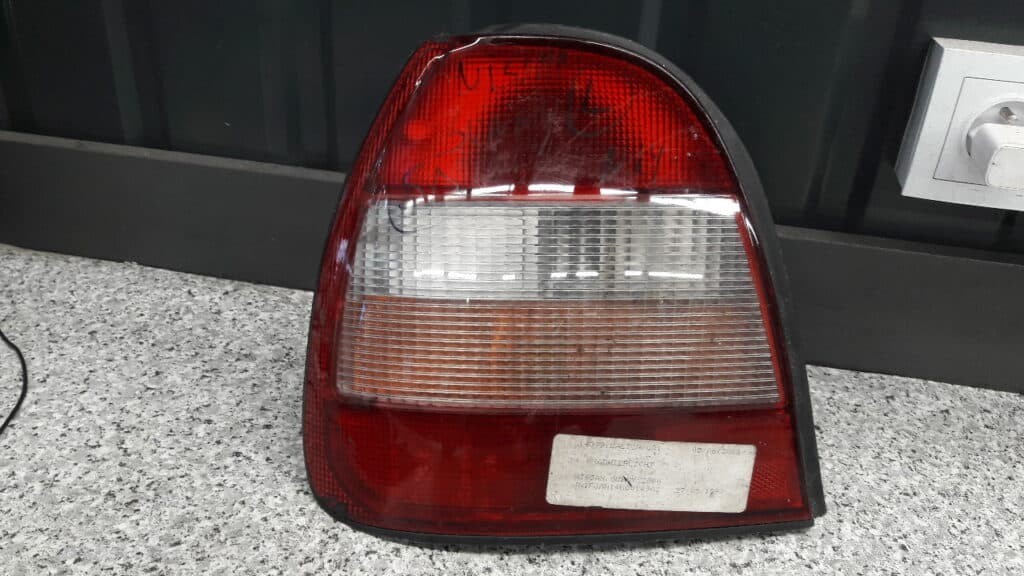 22063324 lampa lewa nissan sunny 92r hb