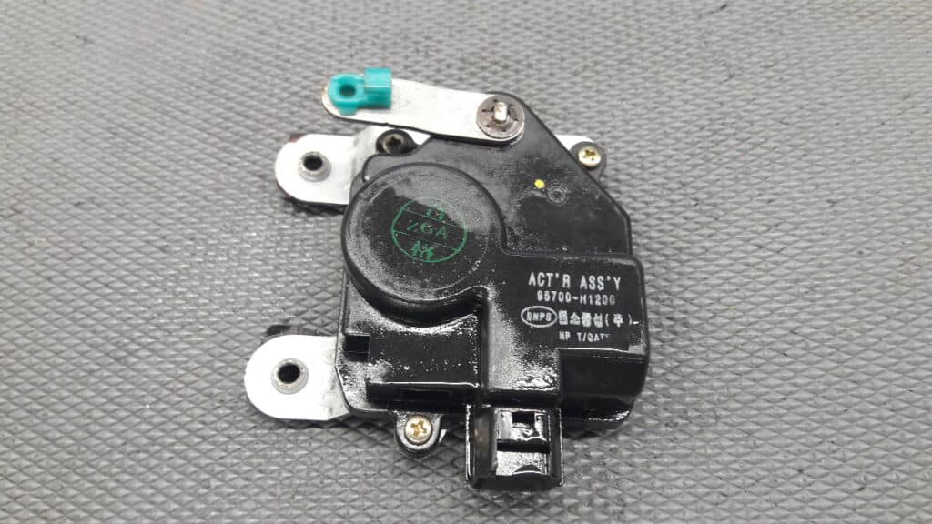 95700-H1200 Zamek klapy tyl TERRACAN