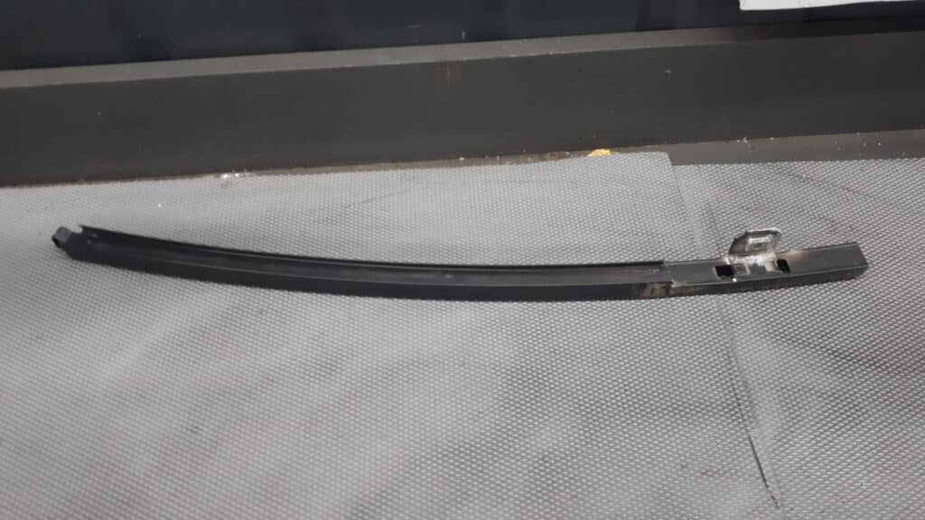Prowadnica Szyby Lewy Tyl Mercedes W203