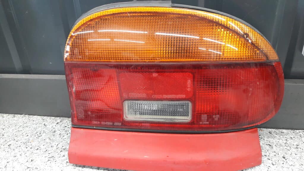 220-61364 lampa prawy tyl mazda 121 96r