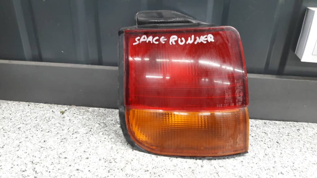 Lampa lewy tyl Mitsubishi Space Runner I 96r