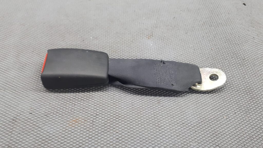 zapinka pasa  prawy przod nissan micara K11