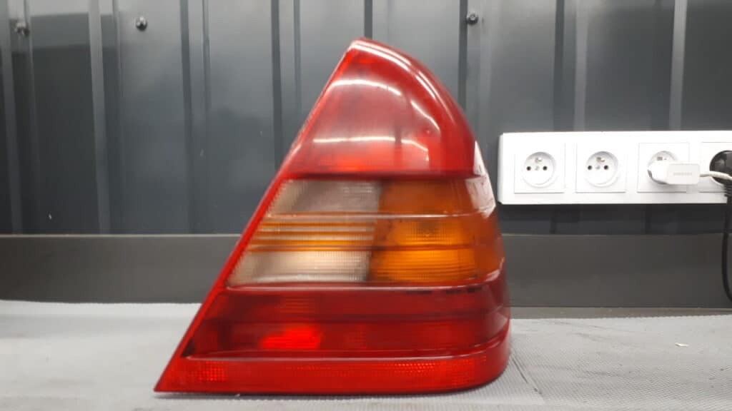 2028200264r lampa prawy tyl mercedes w202 94r sedan