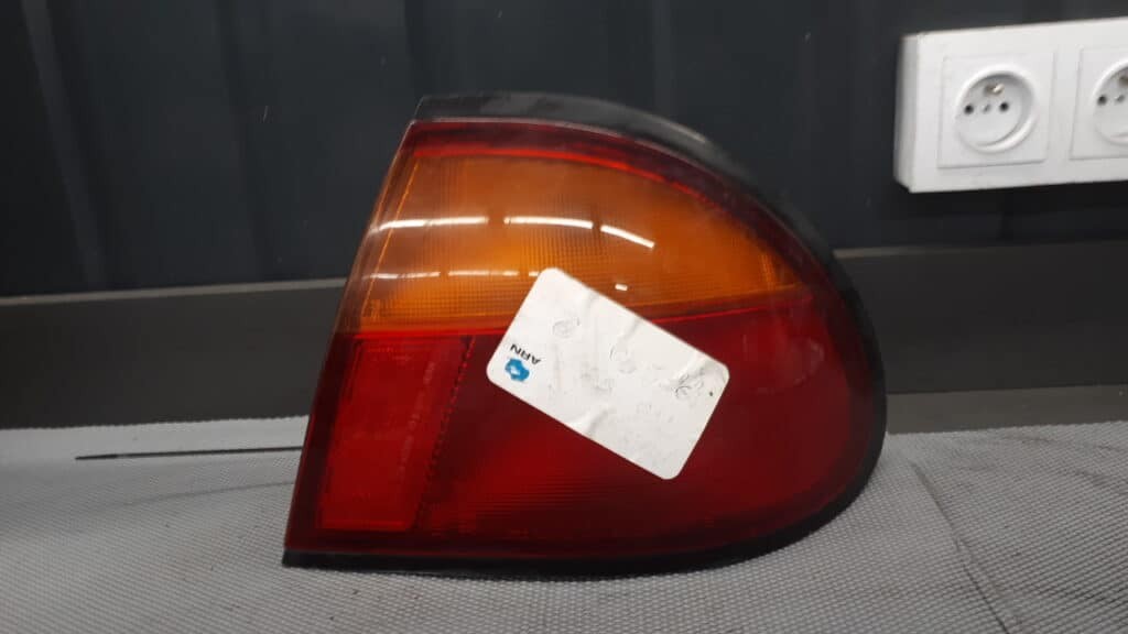 220-61700 lampa prawy tyl Mazda 323 sedan