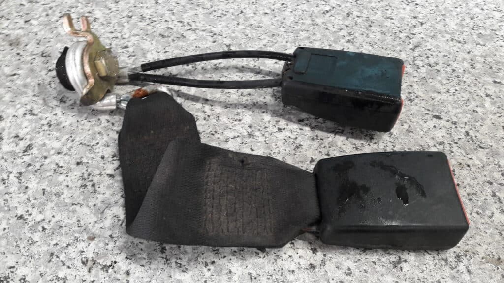 2108600669 zapiecie pasa tył środkowy mercedes w210