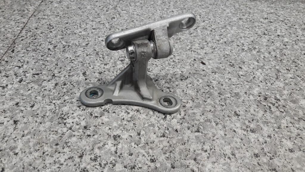zawias lewy przod mercedes w169
