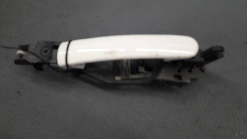 3B0837885 Klamka vw golf IV prawy przod biala
