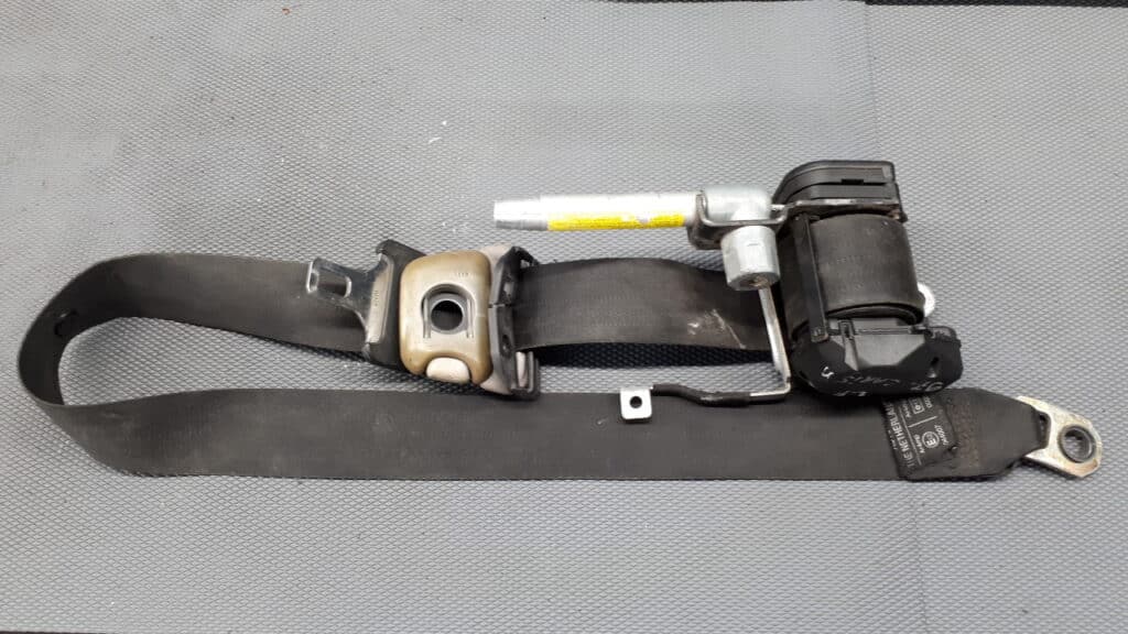 570321300 pas lewy przod mitsubishi carisma