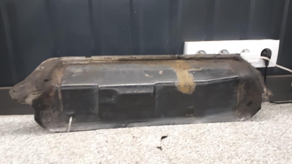 8122360 Osłona Komory Silnika Bmw E36 320i 98r