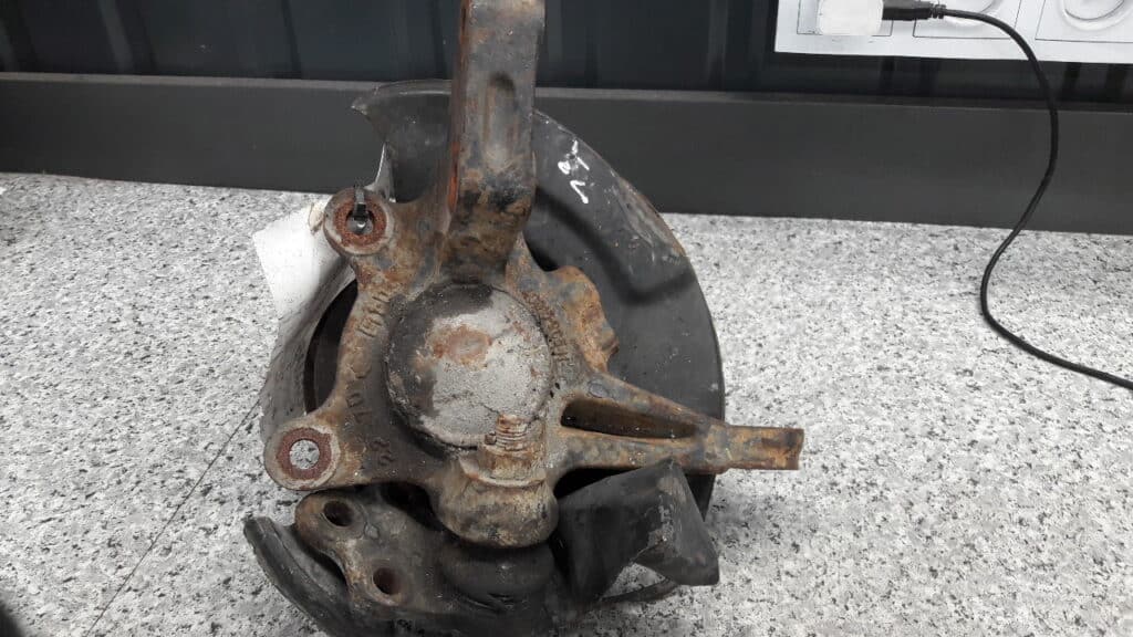 zwrotnica lewy przod nissan vanette c23 2.3d