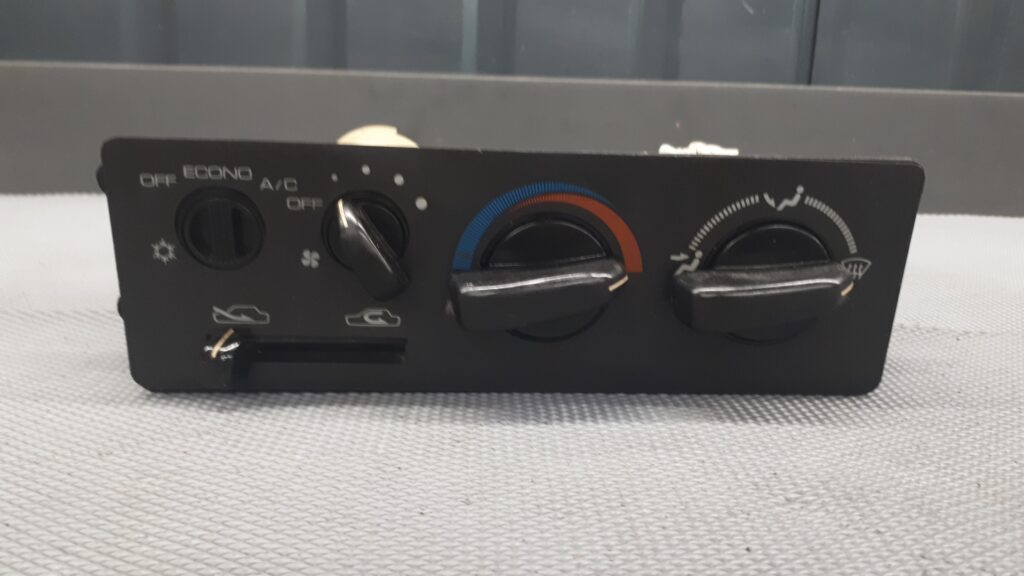 panel nawiewu mitsubishi space runner I 99r
