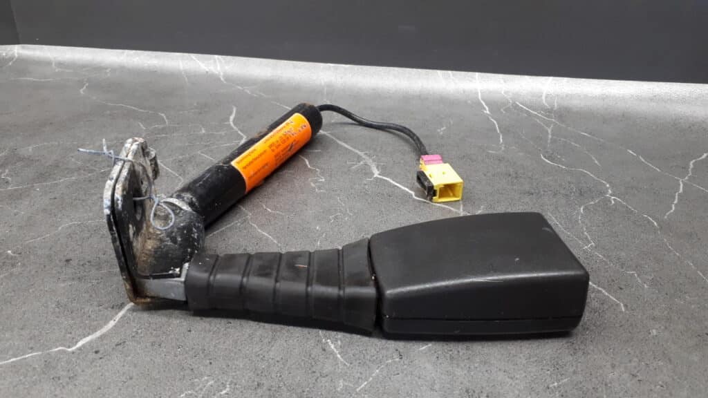 24463290f napinacz pasa prawy tył Vectra C