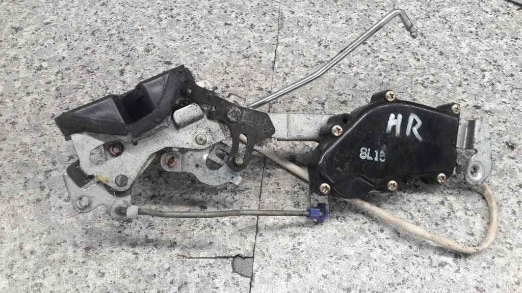 zamek drzwi prawy tyl suzuki wagon 2pin