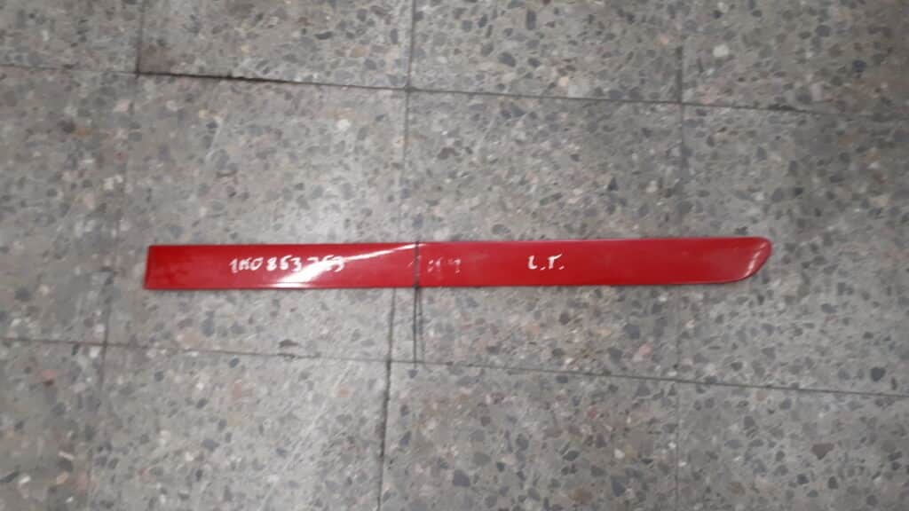 1k4853753 listwa drzwi lewy tyl VW Golf V czerwona