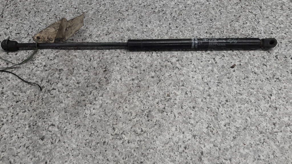 4006060 silownik klapy bagaznika saab 9000