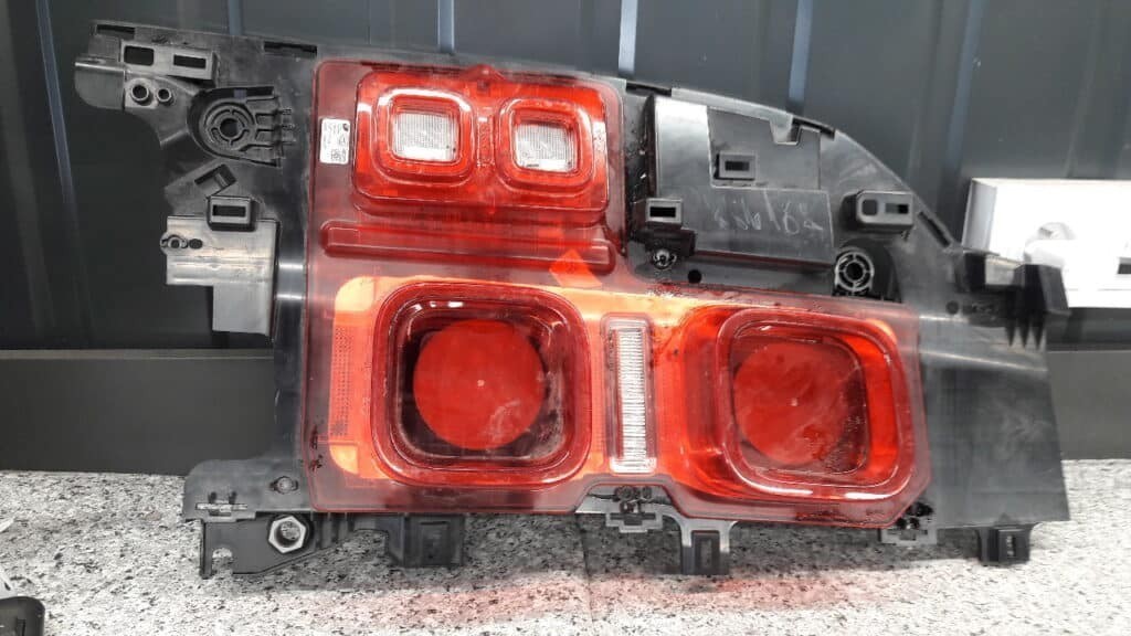 L8B2-13405-AE Lampa lewy tył Land Rover Defender 20r