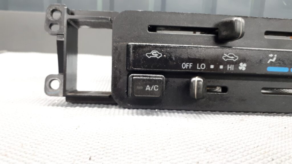 panel nawiewow toyota hiace 99r