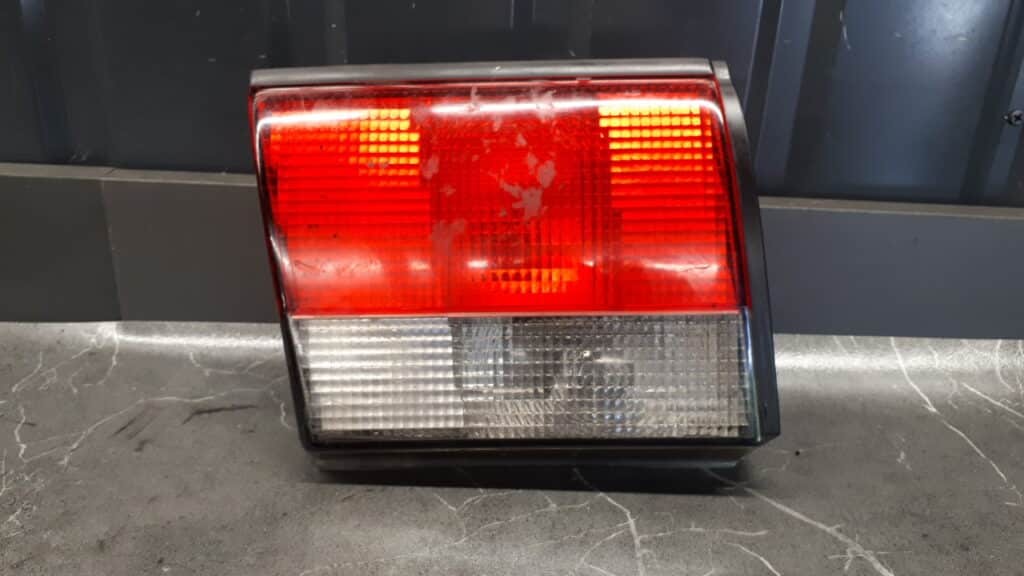 Lampa tylna lewa saab 900