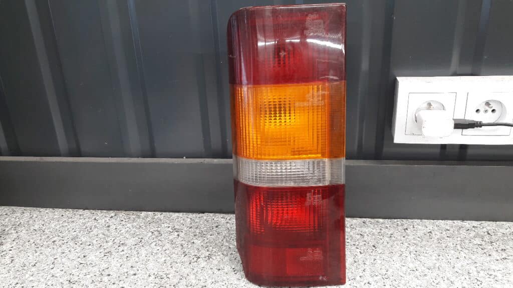 86VB13405AH lampa lewy tyl ford trasnsit 85-2000