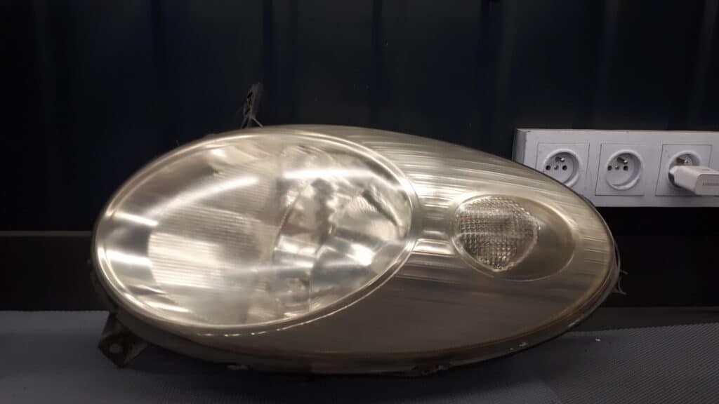 26010ax700 reflektor prawy Nissan Micra K12