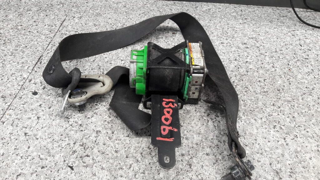 3063559 pas bezpieczenstwa lewy przod toyota yaris