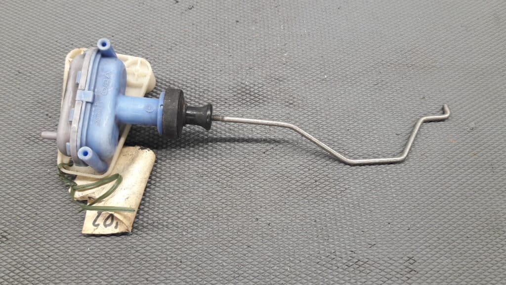 silownik zamka prawy przod audi 100 87r