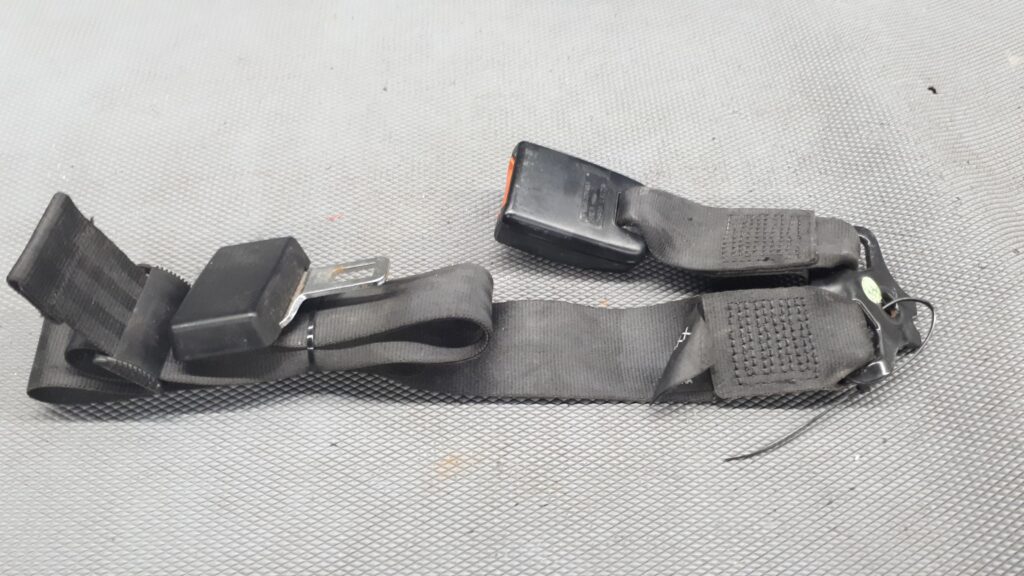 92FBB60044AA zapinka pasa tyl ford fiesta mk4