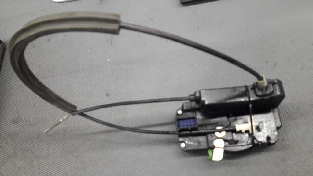 90561154 Zamek drzwi prawy przod Opel Zafira A 3pin