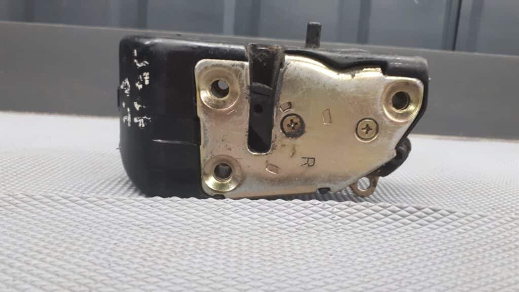 zamek drzwi prawy tyl jeep grand cherokee v8 94r