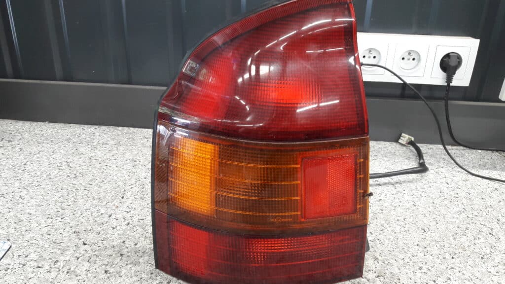 043-2254L lampa lewa mazda 323 p v 99r