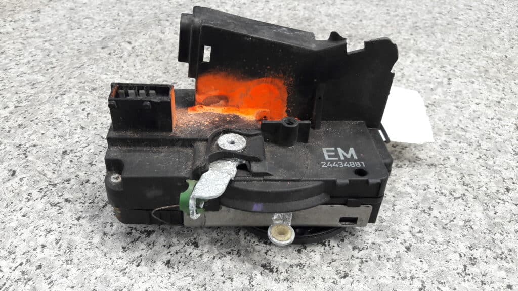 24434881 ZAMEK DRZWI PRAWY TYL OPEL MERIVA A 8PIN