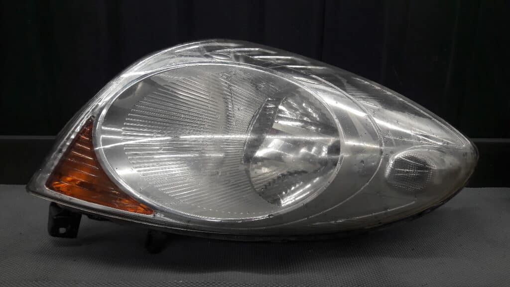 89902135 reflektor prawy nissan Note