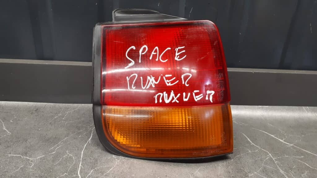 Lampa lewy tył Mitsubishi Space Runner I 96r