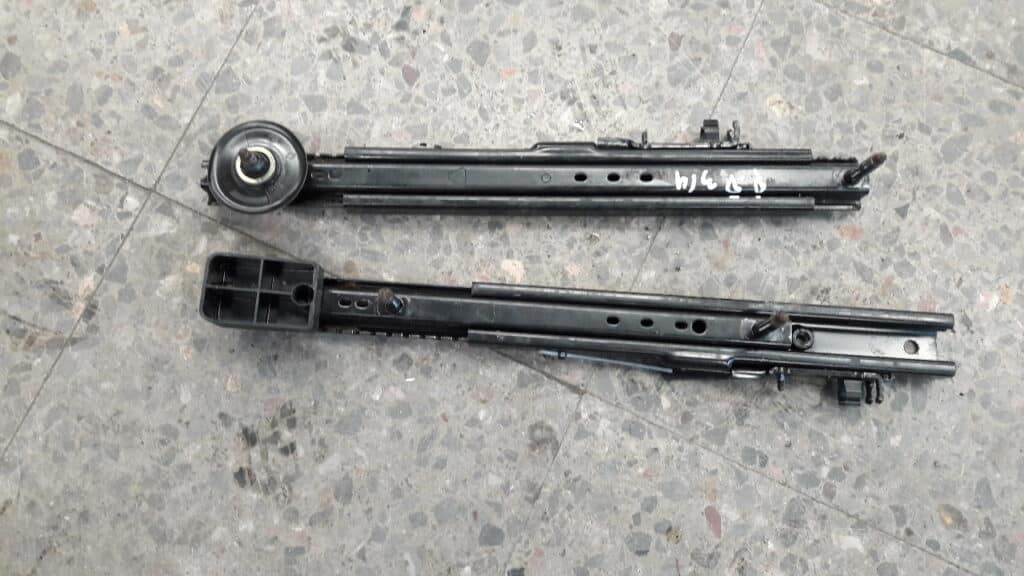 prowadnica prawego fotela renault megane I