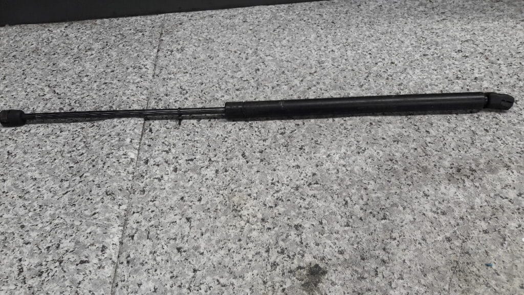 4854717 silownik klapy bagaznika saab 9-3